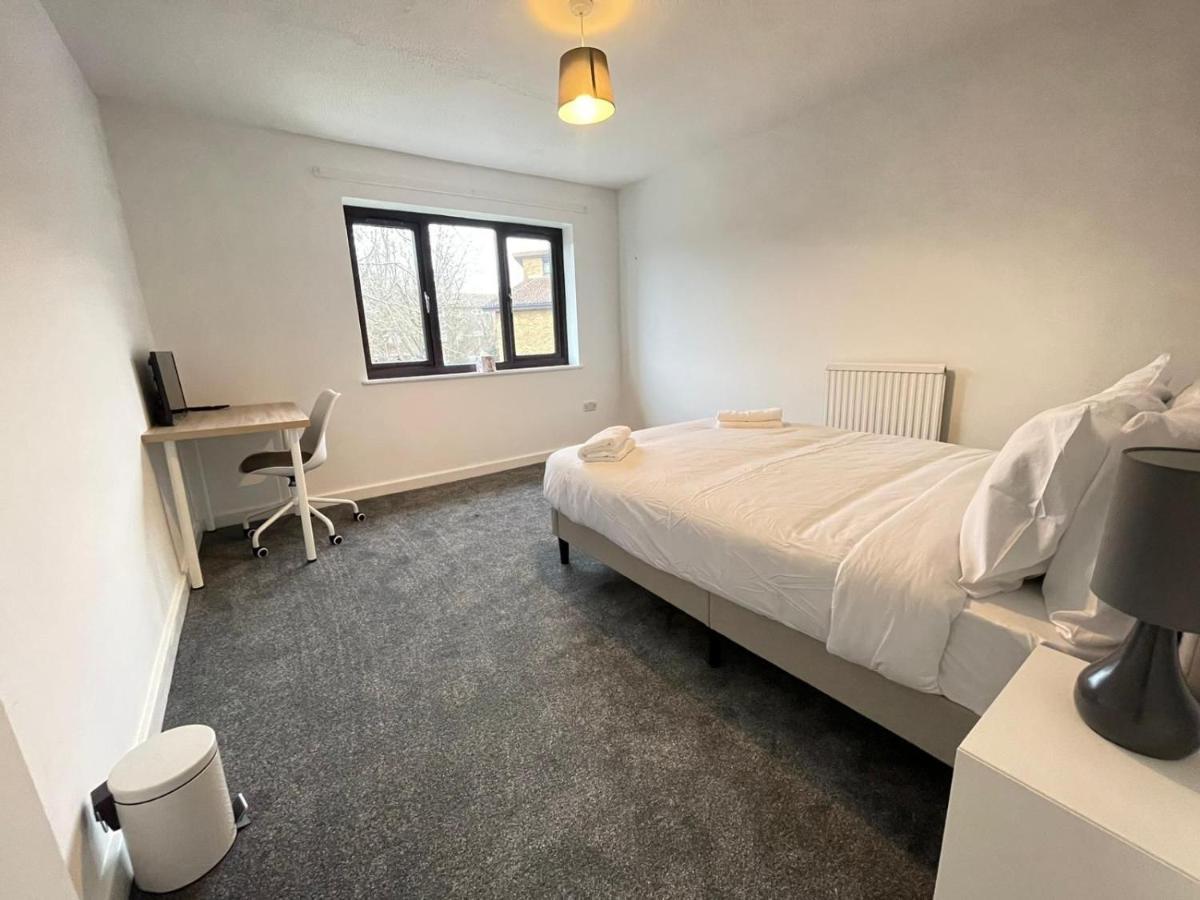 Spacious Bedroom In Beckton Лондон Екстер'єр фото